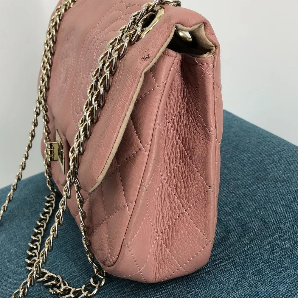 Baby pink quilted purse with chain strap and gold-toned hardware - Picture 6 of 15